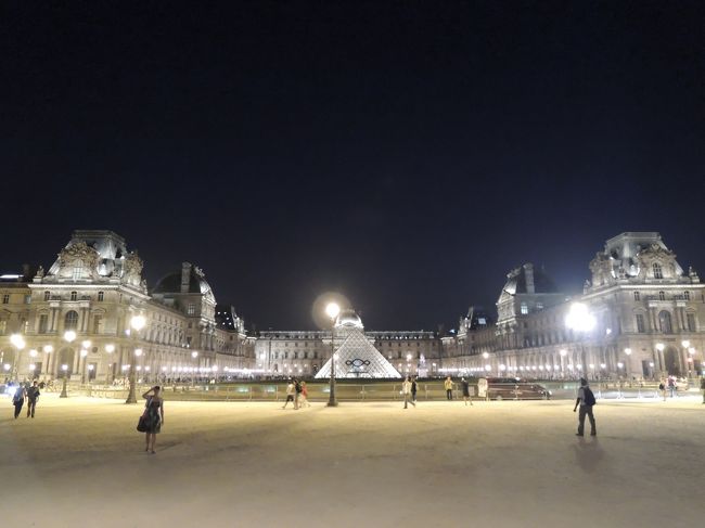 夜のルーヴルは昼とはまったく違う！
