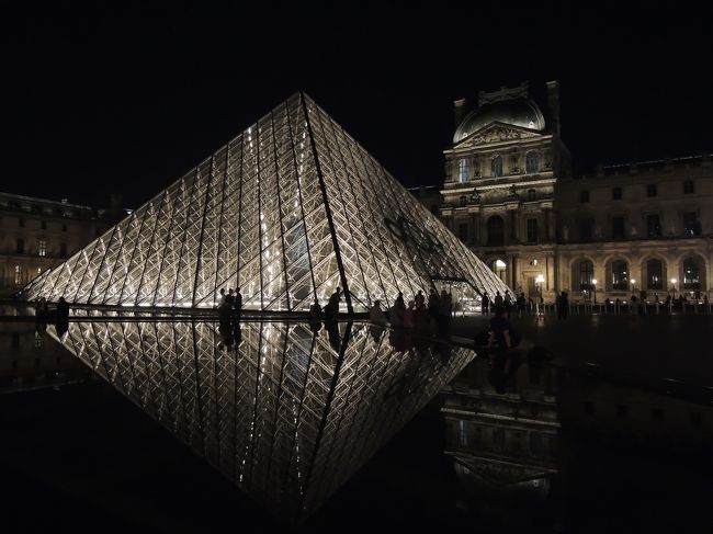 ピラミッドが目の前の池に反射して綺麗なんです。<br /><br />ルーヴルは昼と夜、両方見るのがおすすめです！<br /><br />パリ3日目終わり。<br />明日も、ネットで申込んだモン・サン・ミシェルのツアーです！