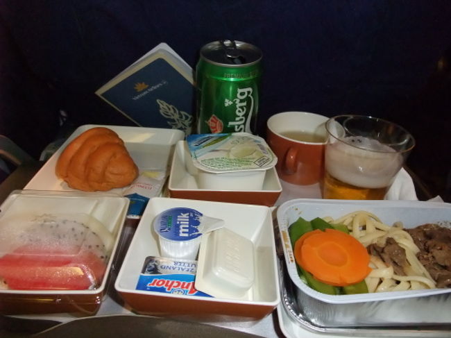 帰りのフライトでの食事<br />しばらくぶりにたくさんの日本人を見ました！<br /><br />50歳のお祝いに仲良し4人で十何年ぶりに海外に行こう！と話が出て<br />「なんだかベトナムに松島みたいな景勝地があるらしい」<br />「すごい歴史のあるホテルがハノイにあるみたい」<br />「ハロン湾には何泊か船に泊まりたい」<br />そんな意見から今回の旅が決まりました。<br /><br />雨期という事でお天気は心配でしたが、ほとんどのスコールが夜中であったり、バスで移動中であったりと本当にお天気に恵まれました。<br /><br />そして、ものすごく楽しく、ラッキーで、充実した一週間でした！<br /><br />次回は何年後か！？とっても楽しみです！<br /><br />長々と読んでくださった方、ありがとうございました！<br /><br />