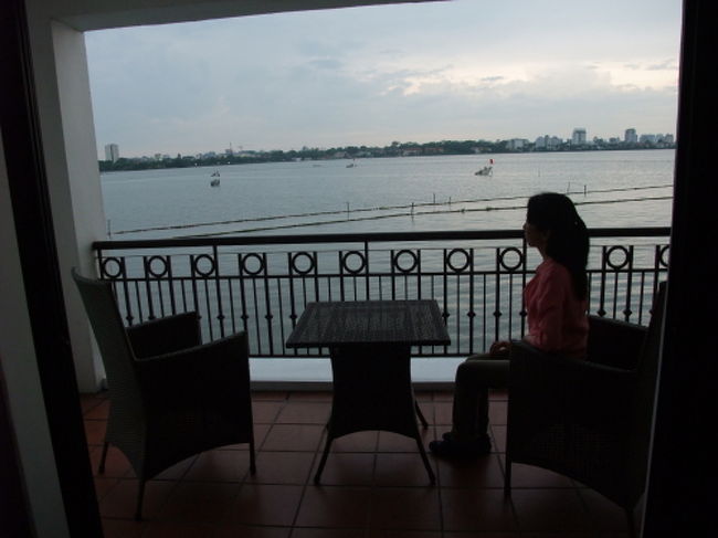 ハノイ2日目<br /><br />早朝のタイ湖<br />ベランダでリラックス