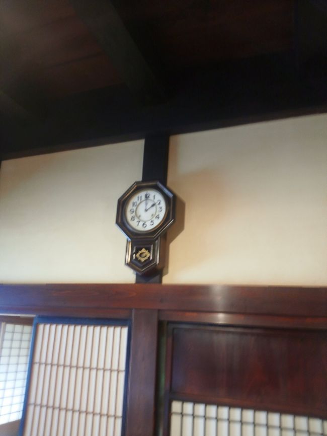 　ゼンマイ式の振り子時計ですね・・<br /><br />　毎日巻かないと・・とまります