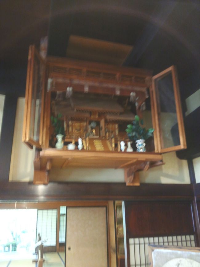 　昔は何処も家であった　神棚ですね・・<br /><br />　拝んでおこう
