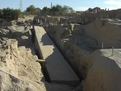 アスワンの石切り場。

ここから石を切って、ルクソールやカイロまで運んだことを思うと感心するしかできません。
機械もないし、船だって今みたいなものは、絶対になかっただろうし…。

