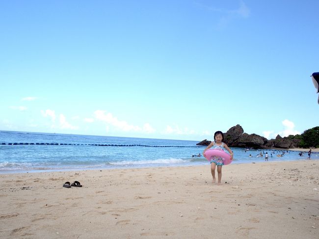 この日は、読谷村　ホテル日航アリビラのビーチで遊びました♪<br /><br />途中、スコールみたいな豪雨もあったりしましたが<br />それもまた楽しい♪<br /><br />でも結構海は空いていたなぁ