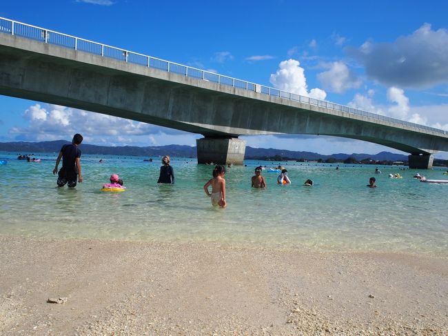 古字利島の橋のたもとのビーチ。<br />サイコーにキレイです。<br /><br />地元の方らしき人がいっぱいです。<br /><br />古字利島の海は、美しき有名です。<br />某車のCMなどでも使われていて…、年々、訪れる人が増えているよーな。<br /><br />夏のこの時期は、古字利島産のウニがとれるとのこと。<br />どこかの食堂でウニ、食べたかったなぁ。