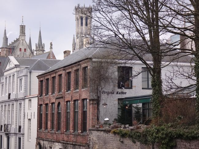 ベルギー・ブルージュ ホテル『DIE SWAENE』<br /><br />レストラン【Pergola Kaffee】<br /><br />ホテル「Die Swaene」（ディスワン）の白い壁に<br />「Pergola Kaffee」の文字が見えます。