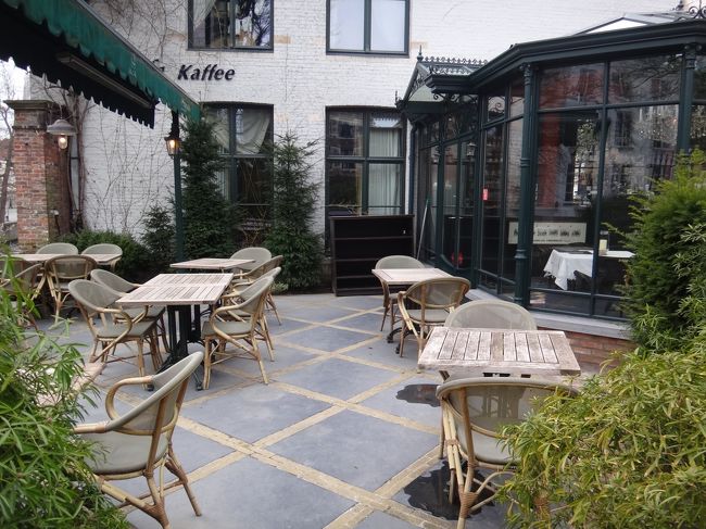 ベルギー・ブルージュ ホテル『DIE SWAENE』<br /><br />レストラン【Pergola Kaffee】<br /><br />ガラス張りの店内だけでなく、テラス席、また、<br />ダイヴァー運河（Dijver）を見下ろせるテーブル席もあり、<br />なかなかお洒落なレストランです。<br /><br />しかし、Oh, no! 何とまだランチ開店前（12時前）の為<br />準備中でした(>_<)<br />致し方ありませんので、他のレストランにします。