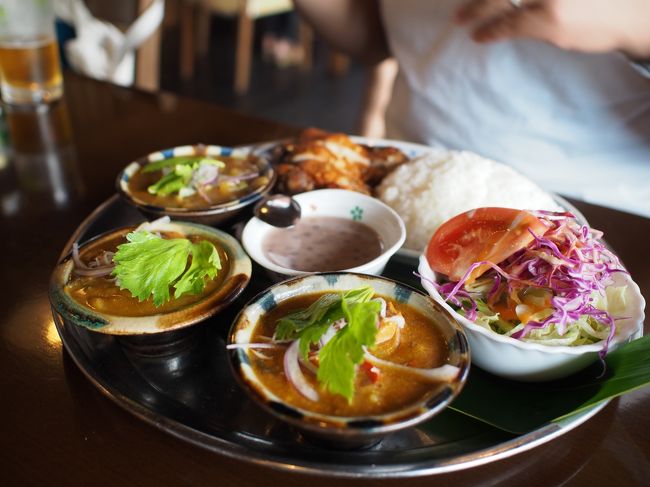 そしてそして、もう一つ♪<br /><br />私たち夫婦大好きな”カフェくるくま”でーす♡<br />写真はくるくまスペシャルですね。<br /><br />絶景を見ながらの、絶品カレーです♪<br />見た目も良いですね。<br /><br />でもやっぱりトップシーズン。<br />50分くらい待たされました…。