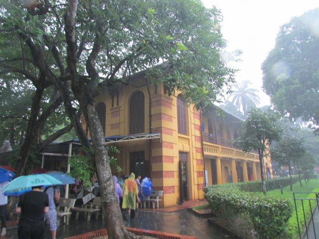 廟の北側にある　　ホー・チ・ミンの家も見ることにしました〜