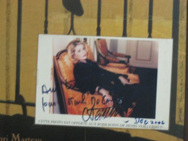 カトリーヌ･ドヌーブさんのお写真とサインがありました〜<br /><br /><br />カトリーヌ･ドヌーブさんについて<br /><br />シェルブールの雨傘」（64）でブレイク<br /><br />フランソワ・トリュフォーはじめ、マルチェロ・マストロヤンニやロマン・ポランスキーら名立たる監督の作品に数多く出演とのこと<br /><br />ハノイで撮影された映画は「インドシナ」（1992年）でした〜<br /><br />この映画でアカデミー主演女優賞にノミネートされ、「ヴァンドーム広場」（1998年）でベネチア国際映画祭の最優秀女優賞を獲得さたそうで、フランスを代表する女優さんです<br /><br />