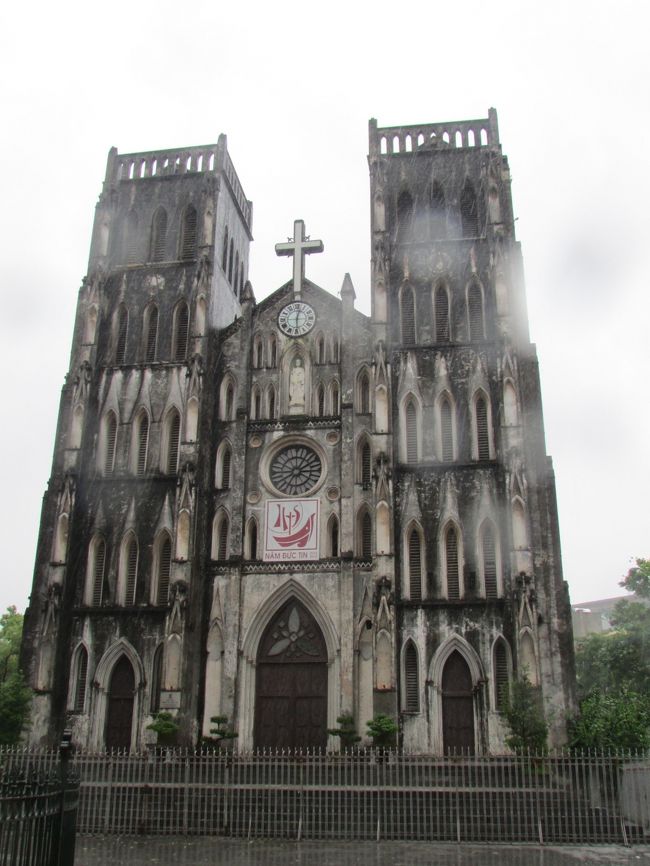 大教会<br /><br />パリのノートルダム教会を手本としたハノイで一番大きなゴシック様式の教会<br /><br />ハノイ大教会は、正式名を"セント・ジョセフ教会<br /><br />二つの方塔を持ち、色とりどりの光を放つステンドグラスが美しいとのことでしたが、外観のみ写真を撮りました