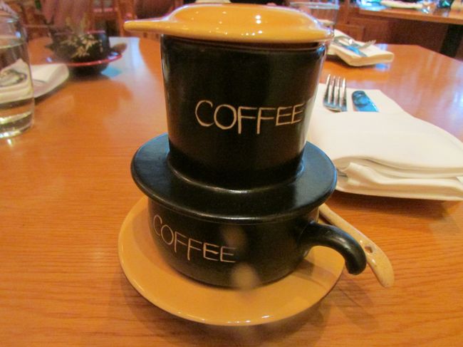 ベトナムコーヒー　このように１杯ずつ落として飲みます〜そして練乳が必須です!<br />濃くて濃厚なコーヒーに練乳がとても合い、ベトナムコーヒー大ファンになりました!