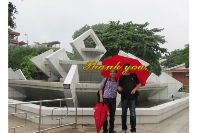 雨季に来た宿命でこの日は朝から雨でホテルで傘を借りました〜だんなさんとTさん記念にパチ!