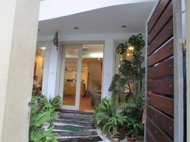 夕食の時間までちよっとあるので、地元のガイドさんから聞いていた、マッサージのお店へエステもとてもお安く出来るとのことでしたが・・・ちよっとお肌がマンゴーの後遺症でかぶれていたので、今回は残念でしたが。。。マッサージのみでした〜１時間たっぷり時間をかけ、とても上手でしたが〜♪料金は本当にお安くて日本円で1400円位信じられないお安さです!!!<br /><br />Cia Hang massa <br /><br />旅行会社の女性のガイドさんから教えてもらいました〜