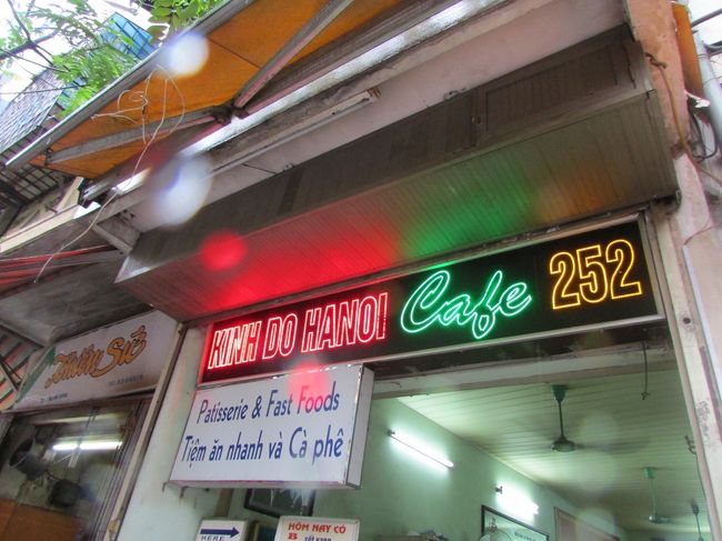 Cafe Kinh Do (通称 Cafe252 )<br /><br />ハノイは仏統治時代の影響が多く残っていますが、カフェ文化もその一つでハノイの街の至る所にいろいろなカフェが点在しています〜私が行ってみたいお店がガイドブックで見て、カトリーヌ　ドヌーブが映画のロケ中毎日のように通っていたお店があることを知り、とても興味が湧き行ってみることになりました〜<br /><br />