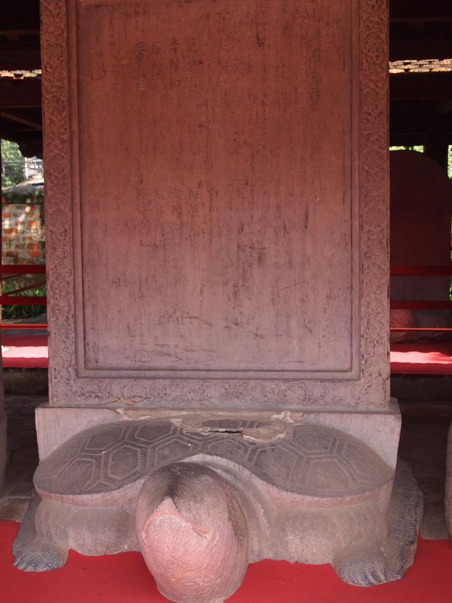 守り神でもある「ゲー」という動物です　亀に似ています!<br /><br />文廟に入る前の大成門の足元の柱の付け根を支えている動物です<br /><br />重たそうでちよっとかわいそう〜