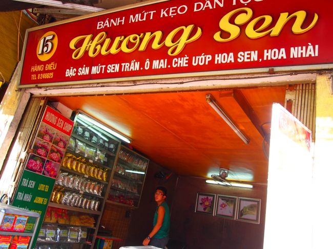 こちらのからの画像は次の日のものになります〜<br /><br />HUONG SEN <br />今回の旅で一番行きたかったお店です〜<br /><br />HangDieu通りにある有名店です〜<br /><br />何年か前テレビで長谷川理恵さんがベトナム　ハノイで蓮摘みをし蓮の花の香りがとぶ前に、フレッシュなお茶にしてしまう〜を見て是非このツアー(オプショナルツアーがあります〜)に参加したいと思いつつ訪れた次の日にツアーが終了していました〜残念　(@@<br />http://ameblo.jp/hasegawarie/entry-10275750600.html<br />その時の撮影されたお店です!<br />ここの御主人はとても有名な方で2013年のJALの機内誌にも掲載されていました、後でupしたいと思います〜<br /><br />以前見た蓮の花を摘むシーンの素敵なこと天国ってこのような所と思えるほど素敵な風景　私がテレビで見た蓮花を摘むシーンとは違いますが・・・ネットで見つけたので興味がある方は見てください<br /><br />http://www.youtube.com/watch?v=ZALmqHCr_yw<br /><br />フオン　セン　お店<br /><br />http://www.youtube.com/watch?v=zek0suaMAMM<br /><br />ベトナムスケッチツアー　蓮の花を摘むツアー<br /><br />http://www.vietnam-sketch.com/archive/north/area/hanoi/2004/07-001a.html