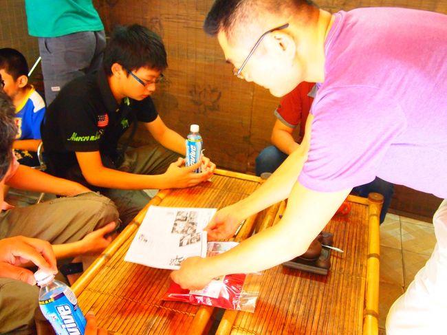 お店でお茶を飲ませていただきました〜あまーい香りが・・・ふわ〜っと香ります〜癒される♪<br /><br /><br />フォンセンでは蓮の花をひとつひとつ手で摘み取り 花びらとおしべを茶葉に絡めて、蓮の香りを緑茶のような茶葉につけていくそうです〜 <br /><br />蓮茶100ｇ作るのに、花を100輪を必要とするそうです(@@<br /><br />なのでとても手間がかかり価格もお高めになるそうです!<br />花びらはこれはおしべが乾燥してしまわないようににむしり香りづけの前にふるいにかけるのだそうです。<br />全て手作業なので少量しかとれないそうです〜<br /><br />とても甘く良い香りでした〜(^^