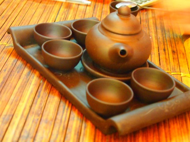 蓮の花茶は別名美人茶と呼ばれているそうです〜安眠、リラクゼーション、瞑想、利尿、身体からほてりを取り除く、ホルモンバランスを整える効果があるそうです〜<br /><br />蓮花茶は、ベトナム王宮の女性たちに伝えられた優雅なお茶で,蓮花茶は、老廃物を除去し美肌を保つといわれたことから、ベトナム女性の間に今も「伝統の美肌茶」として愛され続けていて　ベトナム女性の自慢はシルクのようにきめ細かくなめらかな美肌　その秘訣は蓮花茶かもしれませんねえ〜　<br />「ベトナム王宮伝統の製法」を忠実に守り、作られた「本物の蓮花茶」は、ほのかに甘い蓮の花の香りと爽やかでとても飲みやすかったです〜<br /><br />ネットでこのような蓮花茶の説明がありました〜<br /><br />蓮花茶をいれると爽やかな自然な蓮の香りを楽しむことができるのです。<br /><br />蓮茶は楊貴妃が愛飲していたことでも知られる薬草茶。<br />蓮茶には利尿作用があり、むくみ対策としても広く知られています。<br /><br />実は、楊貴妃は放っておくと肥満体質だったので、玄宗皇帝が毎日楊貴妃に蓮茶を飲ませたという話も。。。  <br /><br />