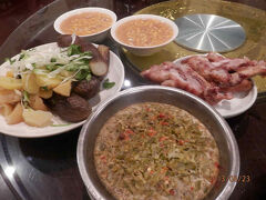 金曜１８時半。３日目夕食は朝鮮族の部屋風レストラン。向陽屯飯館。