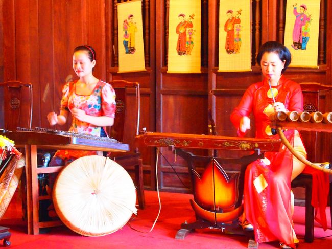 中ではなにやら、演奏がはじまりました〜