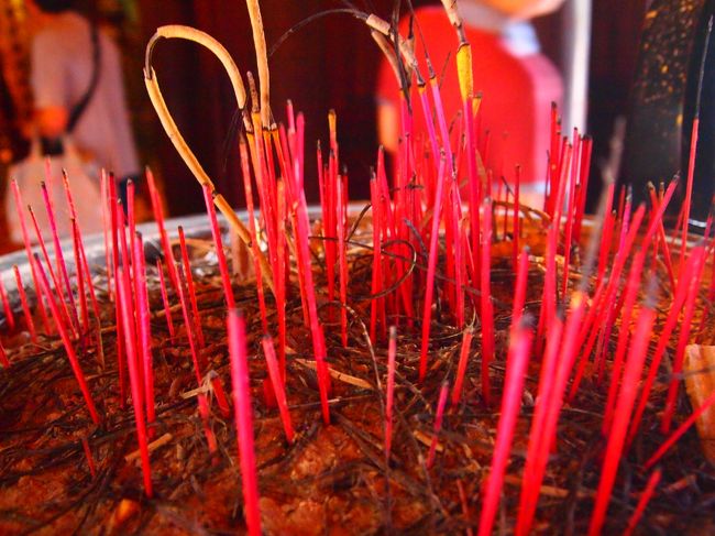 お線香を供えました〜このような場所は台湾、香港にとても似ている感じがしました〜