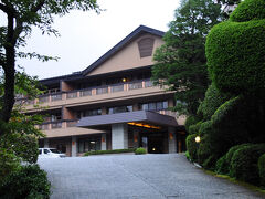 宿の建物が見えてきた。
すると、玄関から宿の方が坂の途中まで出迎えに降りて来た。