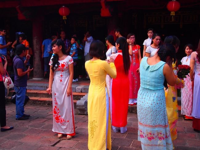 庭に戻ってくると、大学を卒業した学生さん達の集団が・・・アオザイ姿が美しくて見とれてしまいました〜