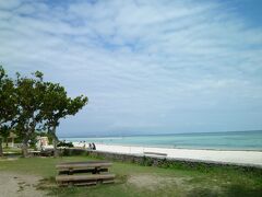 バスを降りてすぐビーチが見え♪

感動!!

コンドイビーチ

バスではしった感じ島は結構坂があって荷物の多い人は自転車よりバスがオススメです。