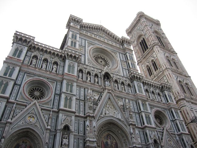 ガイドさんが移動。<br />そっちなの？<br />とついて行くと、中には入らず<br />シニョーリ広場方向へ<br />確かに、外に比べて中は暗いし<br />華やかさは無いけど…<br />マジで〜！