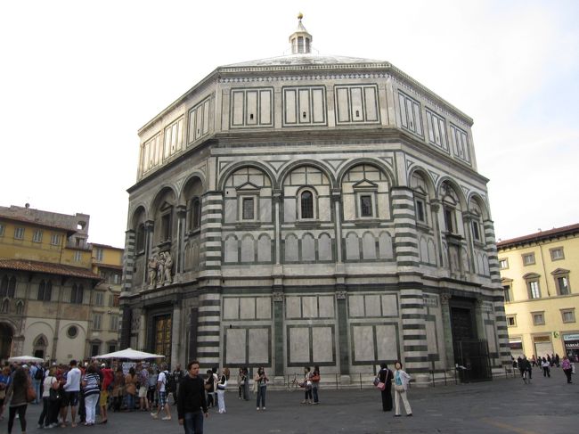 礼拝堂から<br />現地ガイドさんの説明が<br />始まりました。