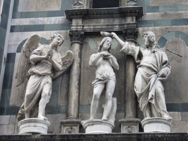 ある程度、聖書の話を知ってた方が<br />数倍ヨーロッパは楽しめます。<br />洗礼を受けるキリストかな…