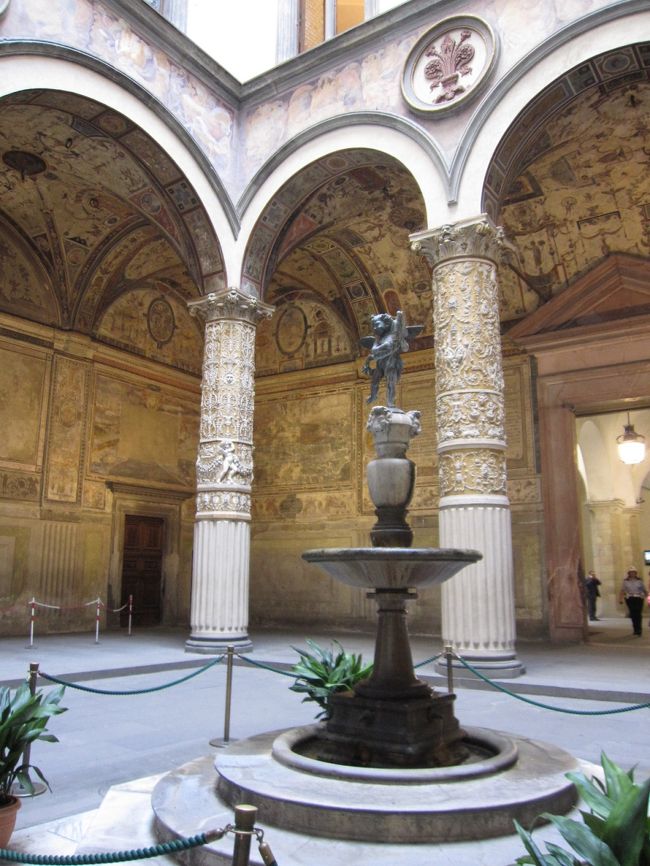 退屈になって、ちょっとだけ<br />市庁舎に入って来ました。