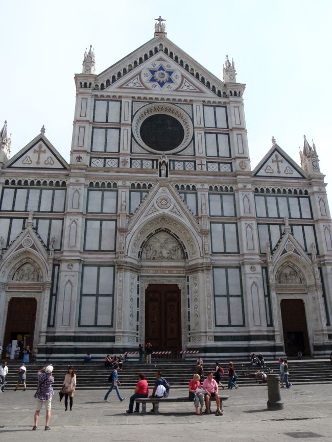 こちらは、昨日も来ました。<br />(夕食レストランの近く)<br />サンタクローチェ教会<br />確か、有名な方が沢山眠られてる<br />教会だったと思います。