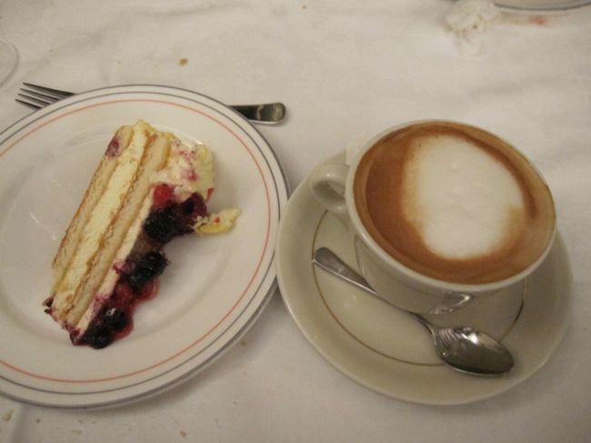 6日目にして<br />添乗員さんに聞いてみました。<br />なぜ、散策時間が無いのか…<br /><br />返事は<br />ユーロになってから、中心部の<br />ホテルは高過ぎて、ツアーでは<br />利用しにくくなった。<br />郊外のホテルを使う為、<br />ホテルまでの移動に時間を要し<br />ちょっとしたフリータイムが<br />取りにくくなった。と…