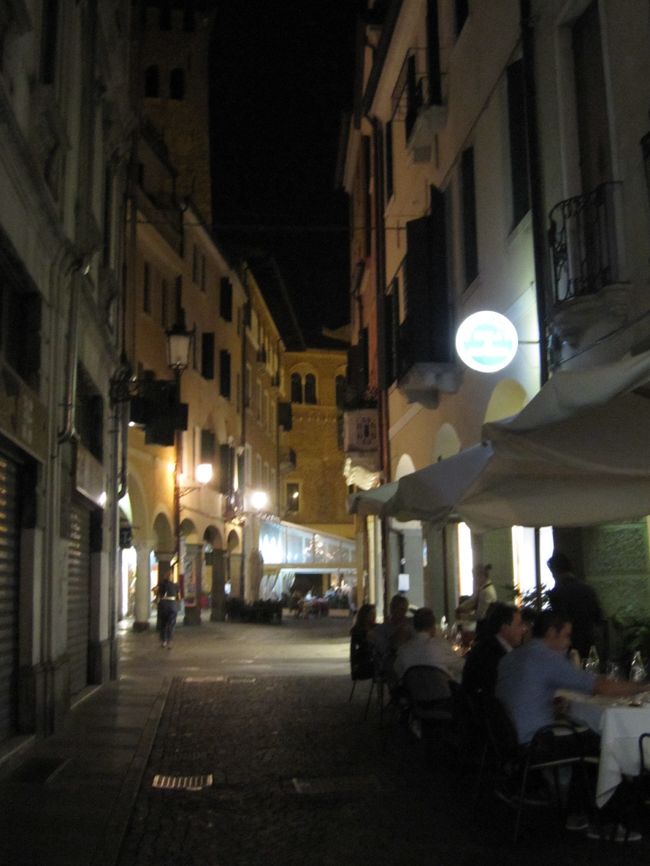 大学で有名なパドヴァの町<br />お店も、学生向きな感じで<br />散策できたら、楽しめそうでした。<br />ここは、初めて来た場所でした♪