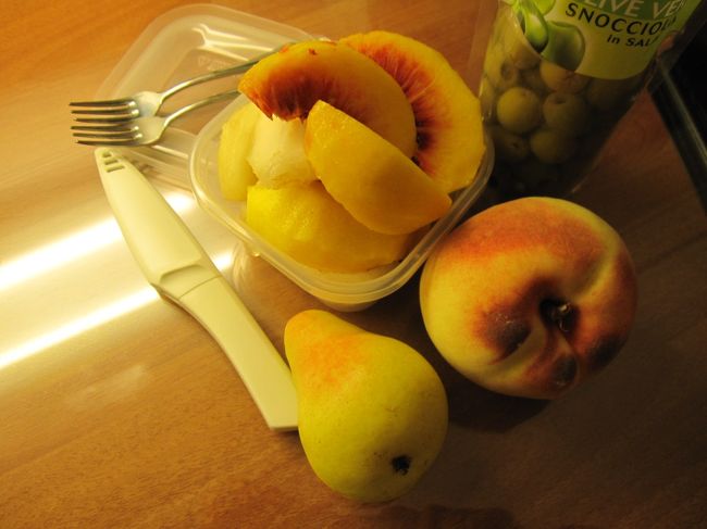 そして、昨日マートで買った<br />桃と洋ナシ。オリーブつまみに…<br />今夜はシェラトンナイト♪