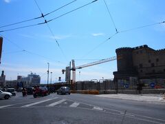 ■ムニチーピオ広場 (Piazza Municipio)

ベヴェレッロ埠頭（写真左突き当たり）＆ヌォーヴォ城（写真右奥の建物）のすぐ前

5日前に一人で降り立ち1泊2日したナポリに、アマルフィ＆カプリを経由して2人で到着

前半はスパッカナポリ中心の観光で、何処へ行っても人が少ないし、ちょっと暗い雰囲気もして、治安を気にして、ちょっと心細い一人旅をしたナポリ前半。さて、後半はどうなるか！？