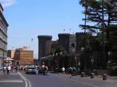 ■ヌオーヴォ城 (Castel Nuovo)

右手にヌオーヴォ城

卵城とカプアーノ城が立地的に不便なため、海の近くに1284年に建造

当時の地形ってどんなだったんでしょう？今は卵城も充分海寄りだけど