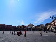 ■プレシビート広場 (Piazza del Plebicito)

ナポリで一番大きな広場

正面はサン・フランチェスコ・ディ・パオラ聖堂

王宮や聖堂の前だけに、昔は式典等で民衆が埋め尽くしたのでしょうか
