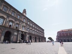 ■王宮 (Palazzo Reale)

正面は港

17世紀にスペイン王を迎えるために着工されたものの、その王を迎えることなくブルボン家の王宮として使われたそうです

でも、海からの襲撃を避けるために18世紀に王はカゼルタ宮殿へ

カゼルタ宮殿も今回行けなかった場所のひとつ。いつか行けたらいいなぁ