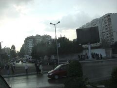 カイロは、思いっきり雨でした。
雨です。雨…

　エジプトで雨に遭うなんて、なんてステキなことでしょう！！と前向きに考えました。（アスワンのあの青空はどこに・・・。）
　
しかも、渋滞。
これから、ハンハーリーでのショッピング。
思いっきり、時間は削られてしまう…。（泣）