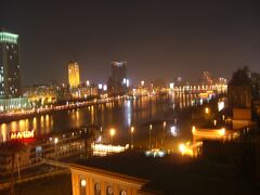 最後のホテル。
カイロ・マリオット。
大型高級ホテル。

部屋からの眺め。

ただ、大きすぎて迷子になりそうでした。
私は、コンパクトなホテルがいいです。
部屋にたどり着くまで、荷物が部屋に運ばれるまでに、すご〜く時間がかかりました。メインロビーまで、１５分。荷物が届くまで１時間。
このあとナイル川クルーズ兼夕食が予定で入ってましたが、荷物が届かず大変。
荷物が届いたのが集合時間の５分前。勘弁して〜。
雨でぬれた服は、着替えたかった。

