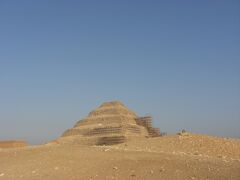 昨日の雨で、階段ピラミッドも危ないらしく工事の足場が組みたてられていました。
近づくことは、禁止。遠くから眺めるだけ…。

おもしろいな〜と思ったことは、観光客を見つけると、どこからかラクダを連れたおじさんたちが、わらわらとあらわれてくること。
匂いを嗅ぎつけてきてんのかしら？

