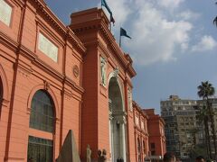 カイロ考古学博物館。

とうとうやってきました。
私の夢の半分をエジプトに誘った宝のつまった場所へ。
ツタンカーメン王の発掘品は、有名です。

ここで１日過ごせる時間が欲しいのですが、今回は「下見」ということで。

世界から観光客が集まっているので人が多すぎ…。
進めず・・・
やはりツアーの方がいいのかな…

