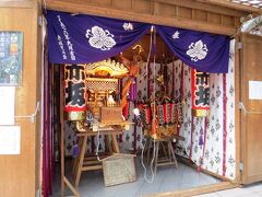 15日は「赤坂氷川神社」のお祭りだそうです。
駅前の道に御神輿が飾られていました。

残念ながら15日は台風の影響で東京は大雨。
「御神輿と山車の連合巡行」は中止になったそうです。