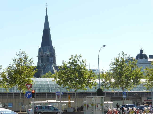 ウイーン西駅前の<br />とんがり帽子の教会<br /><br />記憶に残っています。