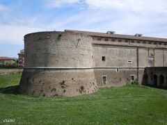 向かいはコンスタンツァの城塞。
 
