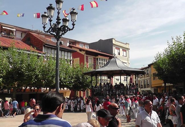 村の中心広場であるマヨール広場（Plaza Major）にやってきました。