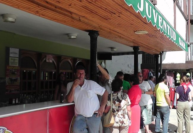 バル（ＢＡＲ）も特別に野外カウンターを出しています。